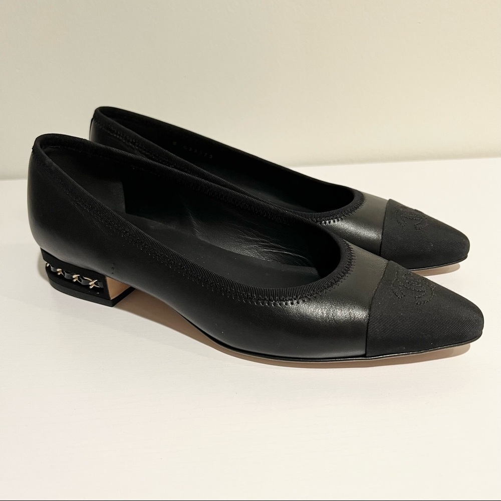 Chanel - Leather and Fabric Pointy Toe Pumps with Chain Detail Size 38